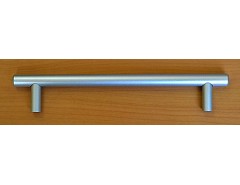 HRAZDA úchytka 12/608/710mm stříbrný komaxit "AKČNÍ CENA BEZ SLEVY"